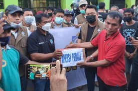 Akbar Yusuf Pimpin Apersi Sulsel Serahkan Bantuan Kemanusiaan Korban Kebakaran