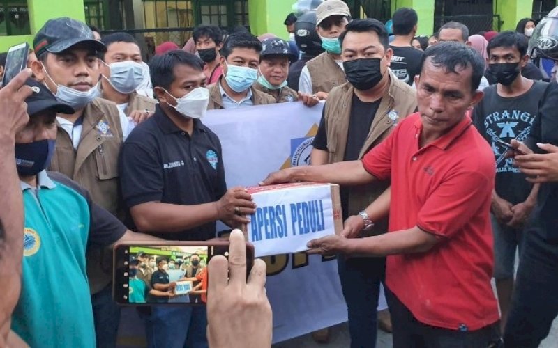 PENYERAHAN BANTUAN. Penyerahan bantuan DPD Apersi Sulsel yang dihadiri ketuanya Muh Akbar Yusuf untuk korban kebakaran yang menghanguskan kurang lebih 110 rumah di Jl Muh Tahir, Kota Makassar, Selasa (10/8/2021). foto: istimewa