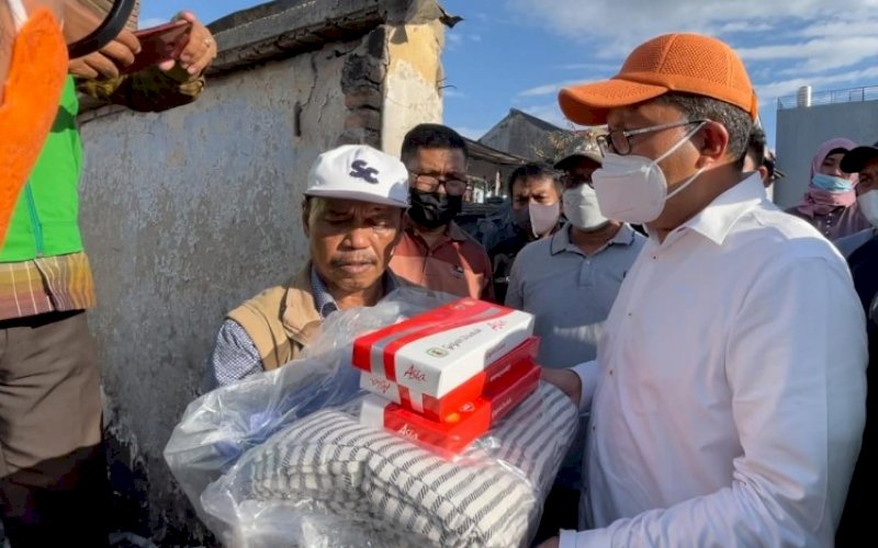 BERI BANTUAN. Wali Kota Makassar, Moh Ramdhan Pomanto, menyerahkan bantuan kepada korban kebakaran di Jl Muh Tahir, Kelurahan Jongaya, Kecamatan Tamalate, Kota Makassar, Rabu (11/8/2021). foto: istimewa