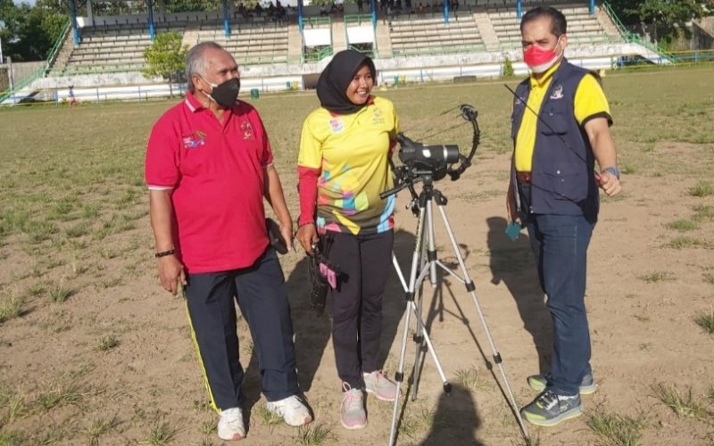BERI MOTIVASI. Ketua KONI Provinsi Sulsel, Ellong Tjandra (kiri), saat menemui atlet panahan Sulsel persiapan PON yang tengah latihan di stadion olahraga kampus UNM di Kawasan Banta-bantaeng, Kota Makassar, Rabu (11/8/2021) sore. foto: istimewa
