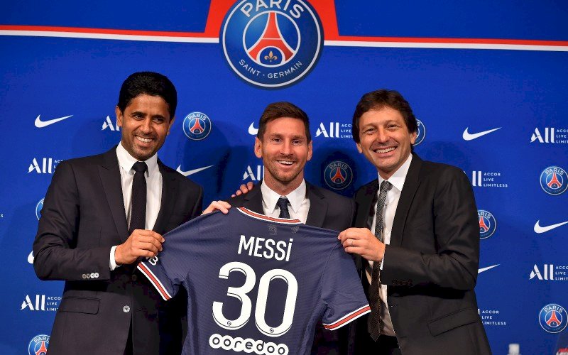PERKENALAN. Presiden PSG Nasser Al-Khelaifi saat memperkenalkan pemain barunya Lionel Messi, Rabu (11/7/2021) dini hari WITA. foto: istimewa