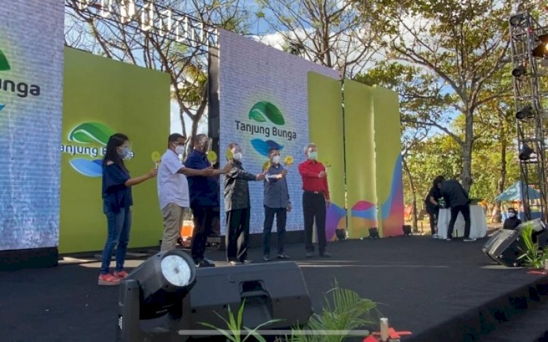 LAUNCHING. Wali Kota Makassar Moh Ramdhan Pomanto bersama Direksi dan Komisaris PT GMTD melakukan launching logo GMTD di sela-sela perayaan HUT GMTD ke-23 yang diselenggarakan di Pantai Akkarena Makassar, Kamis (12/8/2021). foto: istimewa 