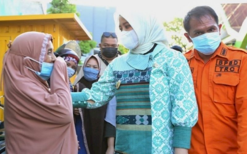 MENYAPA. Wawali Makassar, Fatmawati Rusdi, menyapa warga saat meninjau langsung kondisi korban kebakaran di Kampung Lepping, Kelurahan Jongayya, Kecamatan Tamalate, Kota Makassar, Kamis (12/8/2021). foto: istimewa