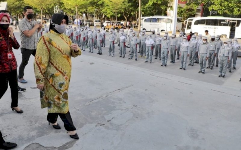 BERI MOTIVASI. Ketua Tim Penggerak PKK Kota Makassar, Indira Jusuf Ismail, memantau dan memberikan motivasi kepada tim Paskibraka Makassar yang sedang melaksanakan latihan di Anjungan Pantai Losari Makassar, Kamis (12/8/2021). foto: istimewa