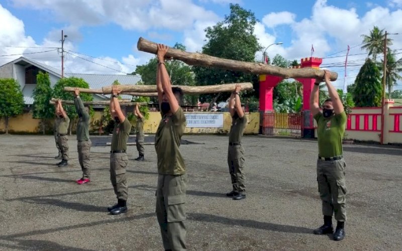 SENAM UNIK. Personel Batalyon C Pelopor Satbrimob Polda Sulsel melakukan gerakan senam guna memupuk kekompakan dalam sebuah kelompok atau satuan. foto: istimewa