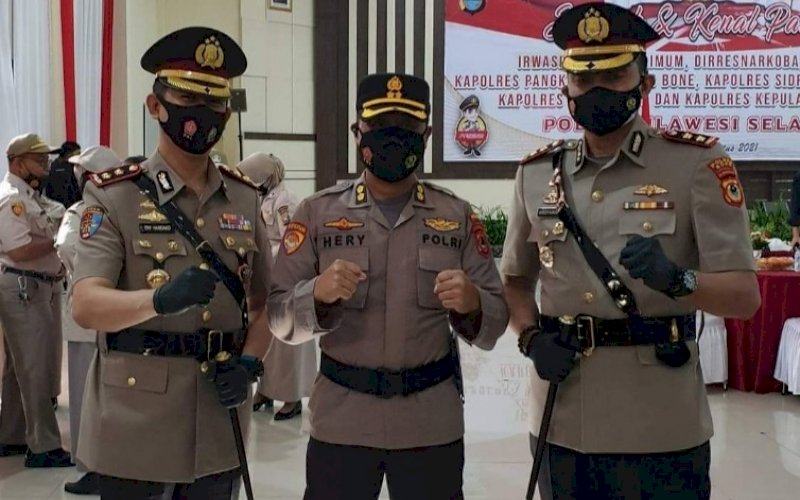 SERTIJAB. Serah terima jabatan Kapolres Bone dari AKBP Try Handako Wijaya Putra (kiri) kepada AKBP Ardyansyah (kanan) di Aula Mappaodang Polda Sulsel, Jumat (13/8/2021). foto: istimewa