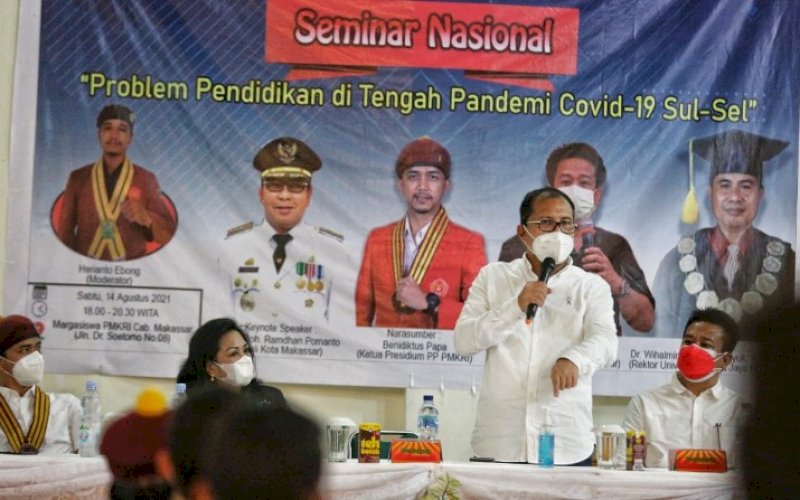 PEMBICARA. Wali Kota Makassar, Moh Ramdhan Pomanto, sebagai pembicara pada seminar nasional di Jl Dr Soetomo, Kota Makassar, Sabtu (14/8/2021). foto: istimewa