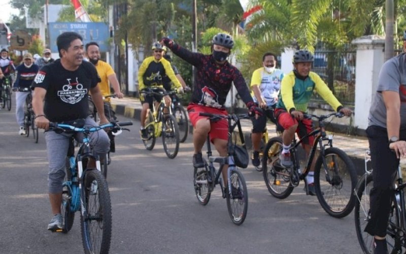 GOWES BARENG. Danyon C Pelopor Satbrimob Polda Sulsel, Kompol Nur Ichsan (tengah), gowes bareng Forkopimda Kabupaten Bone, Minggu (15/8/2021) pagi. foto: istimewa