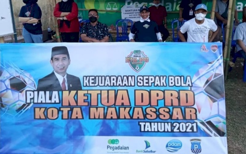 PEMBUKAAN. Ketua DPRD Kota Makassar, Rudianto Lallo (tengah), membuka kejuaraan sepak bola Piala Ketua DPRD Kota Makassar di Lapangan Bonto Mallangngere, Kelurahan Lakkang, Kecamatan Tallo, Kota Makassar, Sabtu (14/8/2021). foto: istimewa