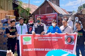 KNPI Makassar Bersama HKTI Gowa Bantu Korban Kebakaran Kampung Lepping