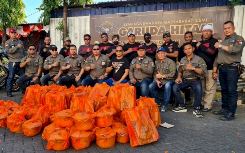 SALURKAN BANTUAN. Pengurus LSM Garuda Hitam mengunjungi sekaligus memberikan bantuan kepada korban kebakaran di Kampung Lepping, Jl Muh Tahir, Kota Makassar, Minggu (15/8/2021). foto: istimewa