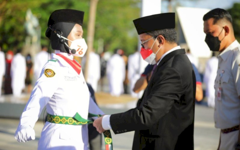 PENGUKUHAN. Wali Kota Makassar, Moh Ramdhan Pomanto, mengukuhkan Paskibraka tingkat Kota Makassar di Pelataran Anjungan City of Makassar Pantai Losari, Minggu (15/8/2021). foto: istimewa