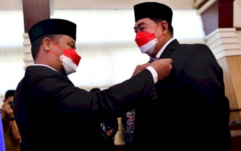 SATYA LANCANA. Sekda Provinsi Sulsel Abdul Hayat Gani (kanan) menerima tanda kehormatan Satya Lancana Karya Satya 30 tahun dari Presiden RI yang disematkan Plt Gubernur Sulsel Andi Sudirman Sulaiman di Ruang Rapat Pimpinan Kantor Gubernur Sulsel, Senin (16/8/2021). foto: istimewa