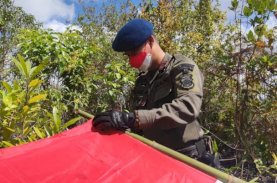 Brimob Bone Kibarkan Sang Merah Putih di Puncak Gunung dan Dasar Laut