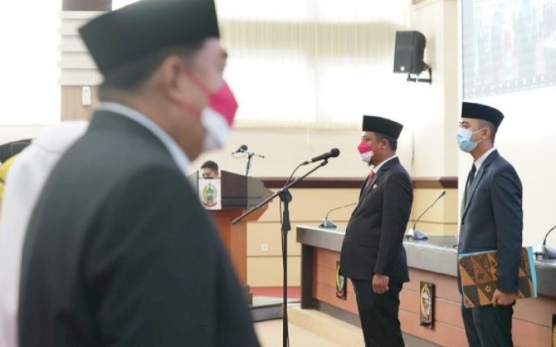 TANDA KEHORMATAN. Plt Gubernur Sulsel, Andi Sudirman Sulaiman, menyerahkan tanda kehormatan kepada 1.835 PNS lingkup Pemprov Sulsel di Ruang Rapat Pimpinan Kantor Gubernur Sulsel, Senin (16/8/2021). foto: istimewa
