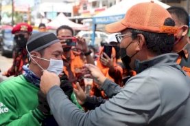 Danny Pomanto Bagi-bagi Masker di Pasar Antang