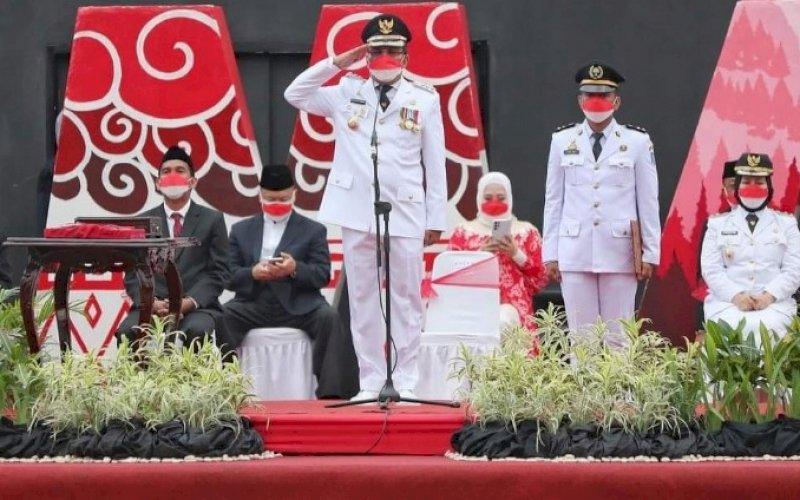 PIMPIN UPACARA. Wali Kota Makassar, Moh Ramdhan Pomanto, memimpin upacara 17 Agustus di Anjungan Pantai Losari Makassar, Selasa (17/8/2021). foto: istimewa