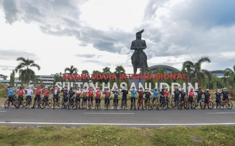 FOTO BERSAMA. Anggota MCC melakukan sesi foto di depan patung Sultan Hasanuddin di Bandara Internasional Sultan Hasanuddin Makassar, Selasa (17/8/2021). foto: istimewa