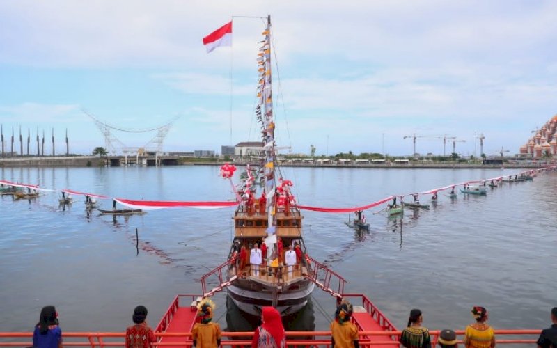 MERAH PUTIH. Bendera Merah Putih sepanjang 1.000 meter dibentangkan&nbsp; gabungan nelayan, aparat TNI/Polri, dan juga para penari di atas Kapal Pinisi di Pantai Losari Makassar, Selasa (17/8/2021). foto: istimewa