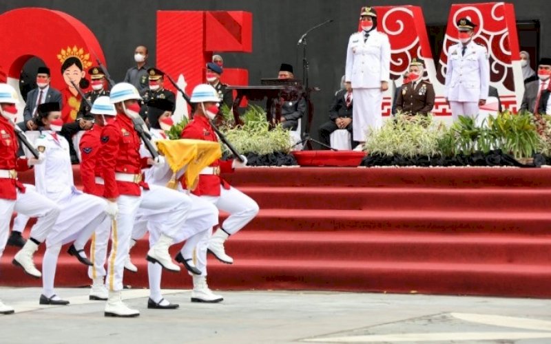 PENURUNAN BENDERA. Wakil Wali Kota Makassar, Fatmawati Rusdi, bertindak sebagai inspektur upacara pada penurunan bendera Merah Putih dalam rangkaian peringatan Hari Kemerdekaan RI ke-76 tahun 2021 tingkat Kota Makassar di pelataran Anjungan City of Makassar, Selasa (17/8/2021) sore. foto: istimewa