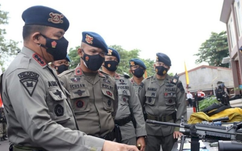 CEK PERLENGKAPAN. Dansat Brimob Polda Sulsel, Kombes Pol Muhammad Anis PS (kiri) bersama Danyon C Pelopor Satbrimob Polda Sulsel Kompol Nur Ichsan (kedua kiri) memeriksa perlengkapan personel di sela-sela apel kesiapan di Mako Detasemen Gegana jalan Sultan Alauddin, Pa'baeng-baeng, Kota Makassar, Rabu (18/8/2021). foto: istimewa