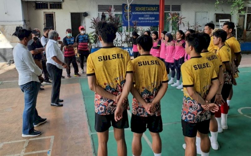 BERI MOTIVASI. Ketua KONI Sulsel, Ellong Tjandra, memberikan semangat dan motivasi kepada atlet yang tercatat telah lolos sebagai kontingen Sulsel pada PON XX Papua 2020, Rabu (18/8/2021). foto: istimewa