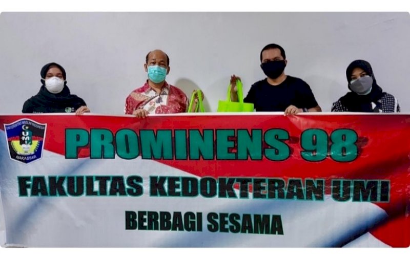 BERI BANTUAN. Ketua Angkatan Prominens 98, dr Wachyudi Muchsin SH MKes (kedua kanan), saat bersama rombongan menyerahkan bantuan diterima Dokter Hisbullah selaku Pembina Relawan di lokasi Isolasi Mandiri BBPK Makassar di Jl Moha Lasuloro, Antang, Kecamatan Manggala, Kota Makassar, Rabu (18/8/2011). foto: istimewa
