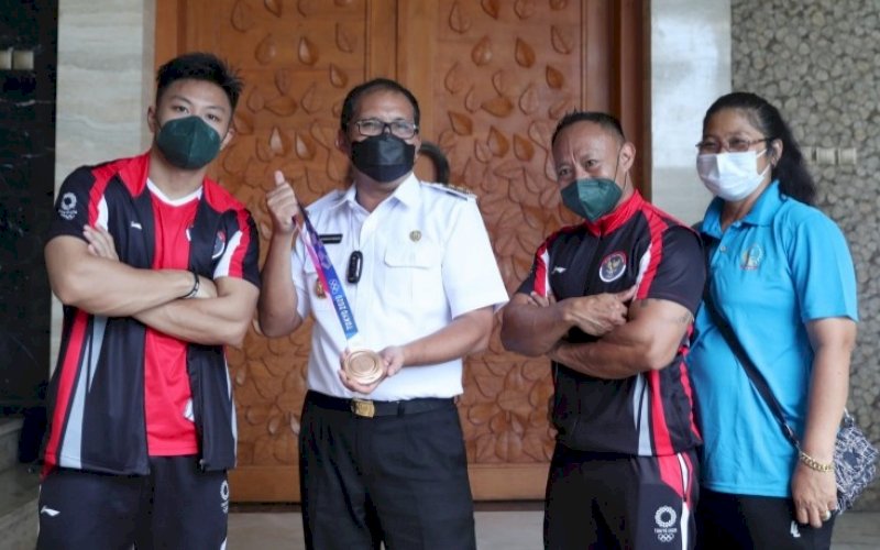 FOTO BERSAMA. Wali Kota Makassar Moh Ramdhan Pomanto foto bersama lifter Indonesia Rahmat Erwin Abdullah di kediamannya, Jl Amirullah, Kota Makassar, Rabu (18/8/2021). foto: istimewa 