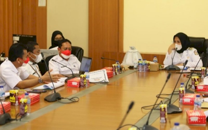 PIMPIN RAPAT. Wakil Wali Kota, Fatmawati Rusdi, memimpin rapat tindak lanjut LHP BPK RI Perwakilan Provinsi Sulsel di lantai 11 Kantor Balai Kota Makassar, Rabu (18/8/2021). foto: istimewa