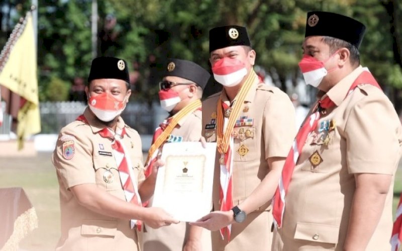 TERIMA PENGHARGAAN. Bupati Gowa selaku Mabicab Gerakan Pramuka Kabupaten Gowa Adnan Purichta Ichsan menerima perhargaan Lencana Melati yang merupakan penghargaan tertinggi Pramuka dari Kwartir Nasional yang diserahkan Plt Gubernur Sulsel Andi Sudirman Sulaiman, Rabu (18/8/2021). foto: istimewa