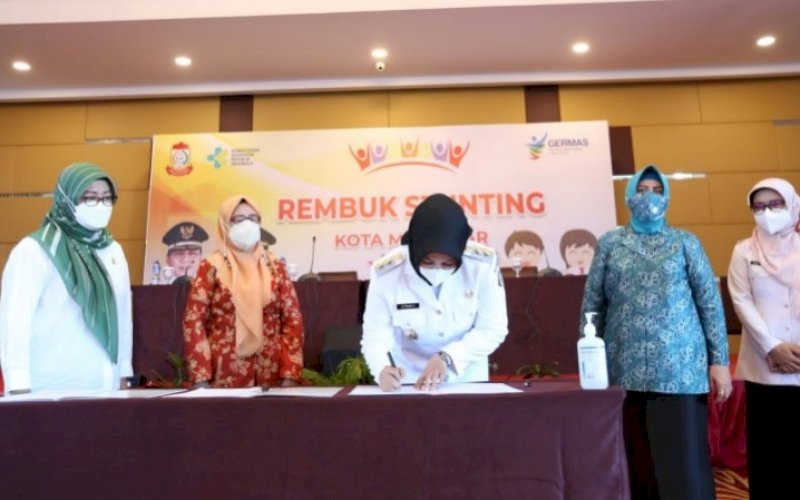 TANDA TANGAN. Wakil Wali Kota Makassar, Fatmawati Rusdi, tanda tangani komitmen bersama penanganan stunting di Kota Makassar di Hotel Aston Makassar, Rabu (18/8/2021). Tampak hadir Ketua Tim Penggerak PKK Kota Makassar, Indira Jusuf Ismail. foto: istimewa