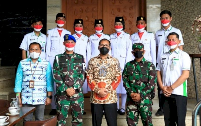 SILATURAHMI. Wali Kota Makassar, Moh Ramdhan Pomanto, menerima perwakilan Paskibraka Makassar yang bertandang ke kediaman pribadi di Jl Amirullah, Kota Makassar, Kamis (19/8/2021). foto: istimewa
