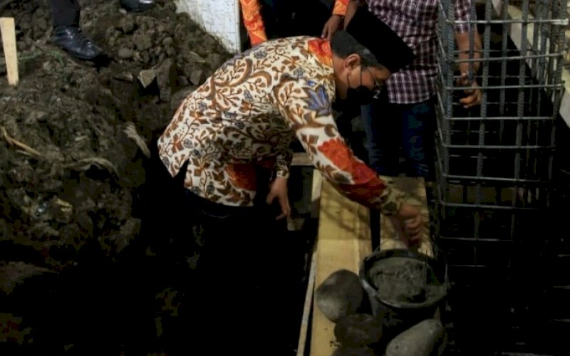 PEMBANGUNAN MASJID. Wali Kota Makassar, Moh Ramdhan Pomanto, melakukan peletakan batu pertama menjadi tanda dimulainya pembangunan Masjid Babu Taubah, Jl Indah Raya, Kelurahan Pannampu Capoa, Kecamatan Tallo, Kota Makassar, Kamis (19/8/2021). foto: istimewa