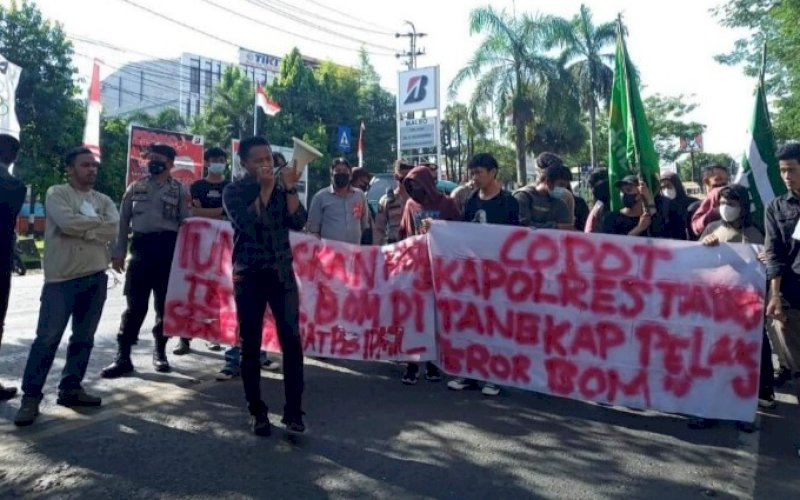 UNJUK RASA. Ratusan mahasiswa yang tergabung dalam PB IPMIL Raya menggelar aksi unjuk rasa di Mapolda Sulsel, Kamis (19/8/2021). foto: istimewa