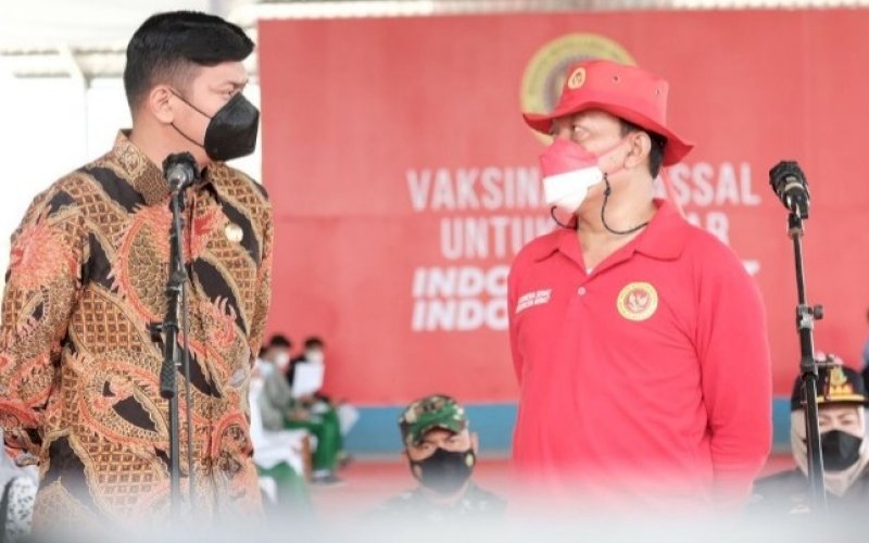 VAKSINASI. Bupati Gowa Adnan Purichta Ichsan (kiri) bersama Kabinda Sulsel Brigjen TNI Dwi Surjadmodjo pada acara vaksinasi di Kabupaten Gowa, Kamis (19/8/2021). foto: istimewa