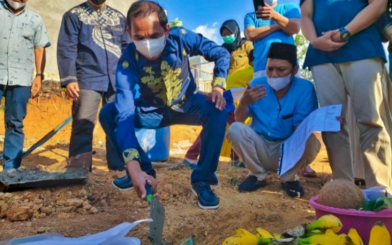 PEMBANGUNAN. Pembina YARI Rudianto Lallo didampingi Direktut PT Bonto Karannuang Abadi Jufri Pabe melakukan peletakan batu pertama pembangunan Perumahan Anak Rakyat di Gowa, Jumat (20/8/2021). foto: istimewa