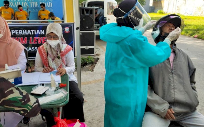 SWAB. Swab on the road yang dilakukan tim Makassar Recover. foto: istimewa