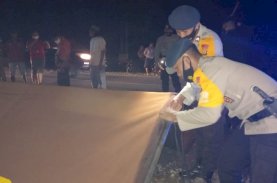 Peduli Korban Kebakaran, Brimob Bone Beri Bantuan Tenda Darurat