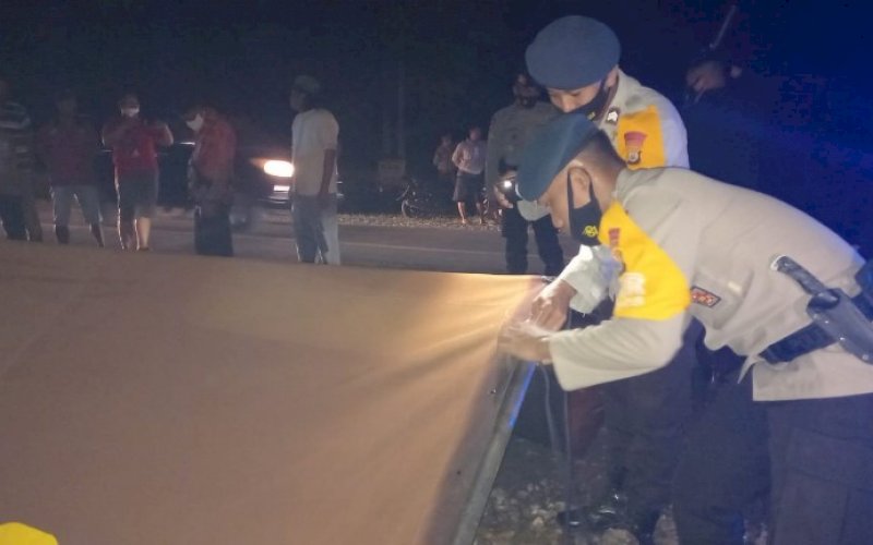 PASANG TENDA. Personel Batalyon C Pelopor Satbrimob Polda Sulsel memasang tenda darurat untuk korban kebakaran, Jumat (20/8/2021). foto: istimewa