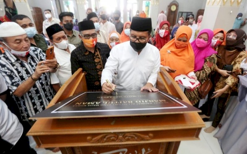 PERESMIAN. Wali Kota Makassar, Moh Ramdhan Pomanto, meresmikan di Masjid Baitul Aman, Jl Harimau, Kota Makassar, Jumat (20/8/2021). foto: istimewa