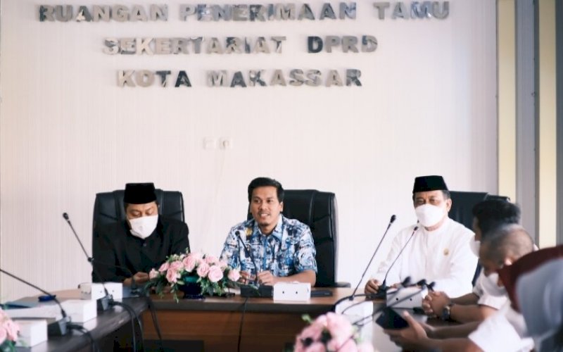 SAMBUTAN. Wakil Ketua DPRD Makassar Andi Nurhaldin didampingi anggota Komisi C DPRD Makassar Anwar Faruq serta Kasubag Protokol DPRD Makassar Puspawati Hera menerima kunjungan DPRD Kabupaten Wajo di Ruang Protokol Sekretariat DPRD Makassar, Jumat (20/8/2021). foto: istimewa