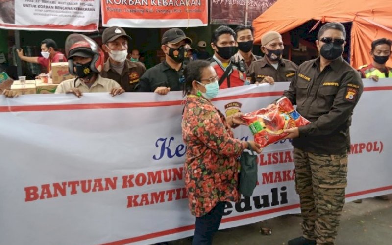 SALURKAN BANTUAN. Ketua Umum Bankompol Kamtibmas Merpati Makassar, Andi Bukti Djufrie, bersama rombongan menyalurkan bantuan kepada korban di Kampung Lepping, Kelurahan Jongaya, Kecamatan Tamalate, Kota Makassar, Sabtu (21/8/2021). foto: istimewa