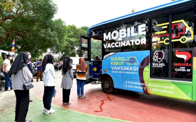 VAKSINASI. Pelajar mengikuti vaksinasi melalui layanan Mobile Vaccinator (vaksinator keliling), Sabtu (21/8/2021). foto: istimewa