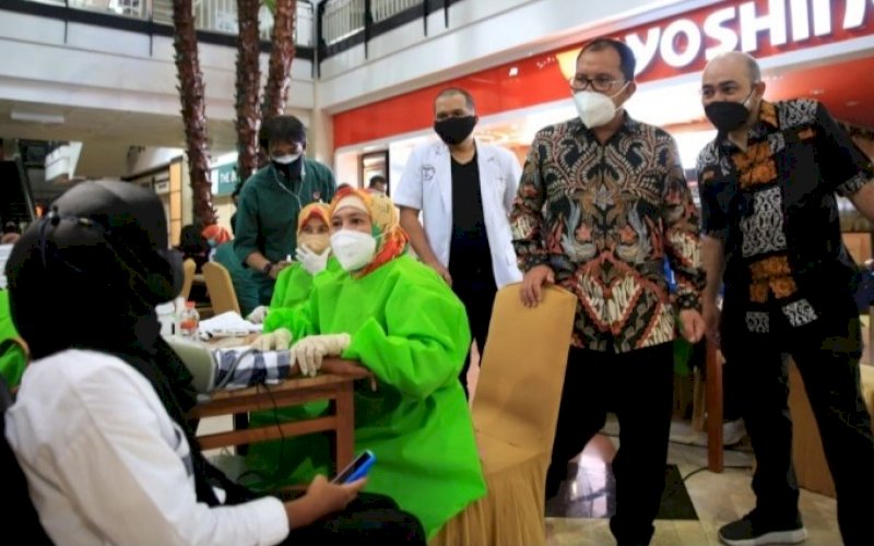 VAKSINASI. Wali Kota Makassar, Moh Ramdhan Pomanto, memantau pelaksanaan vaksinasi di Mal Ratu Indah (MaRI) Makassar, belum lama ini. foto: istimewa