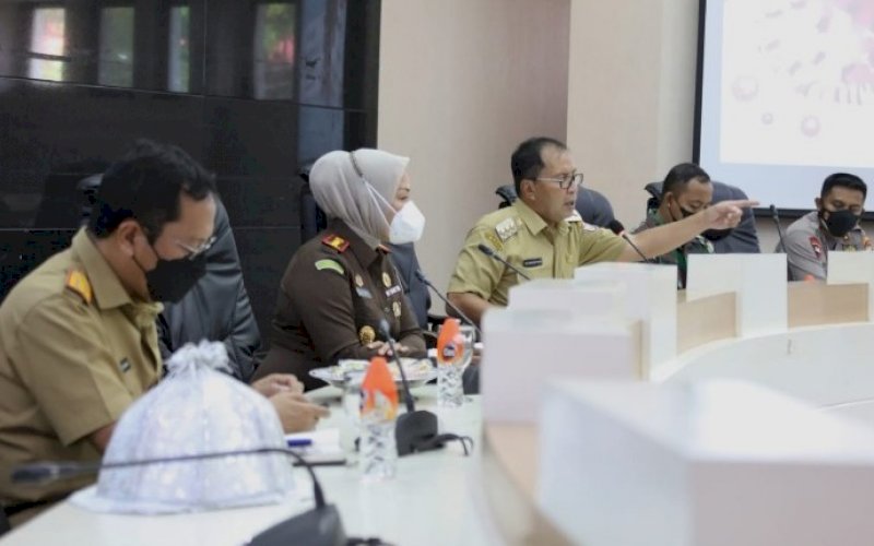 PIMPIN RAKOR. Wali Kota Makassar, Moh Ramdhan Pomanto, meminpin rapat koordinasi dengan pengusaha pusat perbelanjaan/mal terkait PPKM Level 4 di Ruang Sipakatau Kantor Balai Kota Makassar, Senin (23/8/2021). foto: istimewa