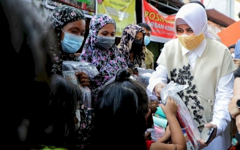 SERAHKAN BANTUAN. Ketua Tim Penggerak PKK Kota Makassar, Indira Jusuf Ismail, menyerahkan bantuan kepada korban kebakaran di Kelurahan di Kampung Lepping, Kelurahan Jongaya, Kecamatan Tamalate, Kota Makassar, Senin (23/8/2021). foto: istimewa