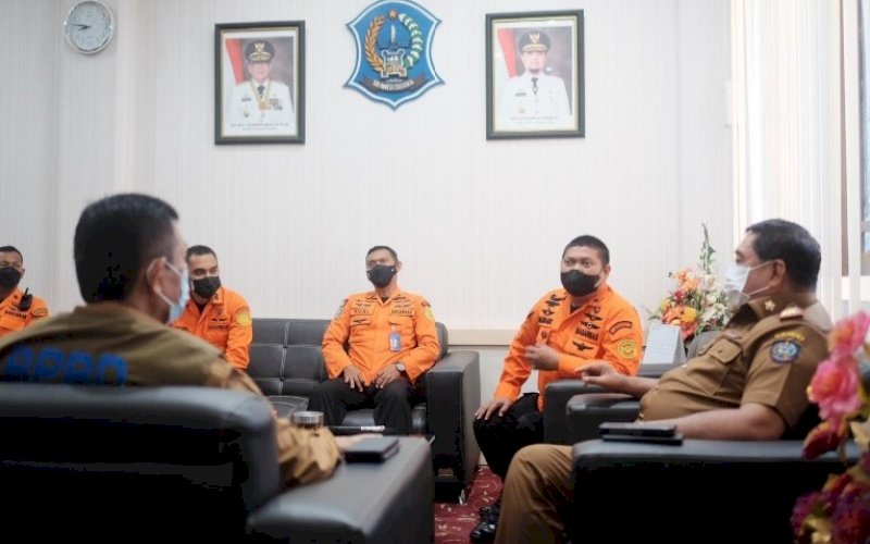 SILATURAHMI. Sekda Provinsi Sulsel Abdul Hayat Gani menerima kunjungan silaturahmi Kepala Kantor Basarnas Sulsel Djunaidi di ruang kerjanya, Selasa (24/8/2021). foto: istimewa