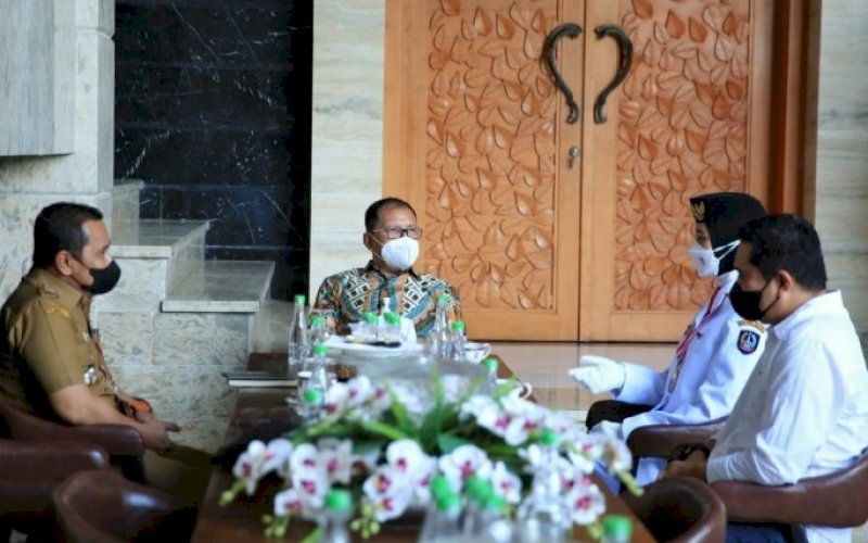 KUNJUNGAN. Wali Kota Makassar Moh Ramdhan Pomanto menerima kunjungan Ginaya Desembria, salah satu anggota Paskibraka putri tingkat nasional, asal Makassar yang terpilih mengikuti upacara HUT Kemerdekaan RI ke-76 di Istana Negara, 17 Agustus 2021 lalu di kediamannya, Jl Amirullah, Kota Makassar, Rabu (25/8/2021). foto: istimewa