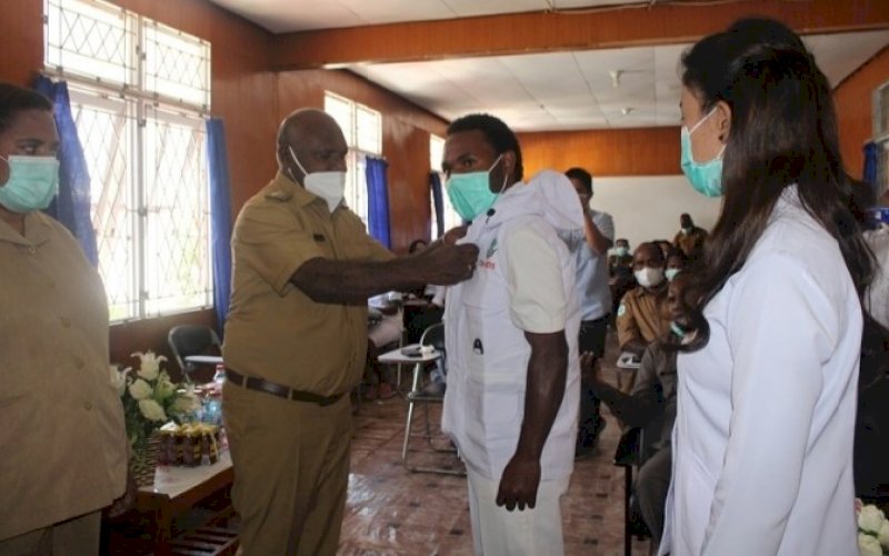 PELEPASAN. Bupati Tolikara, Usman G Wanimbo, melepas Satgas Kesehatan secara simbolis&nbsp;di Aula Kantor Dinas Kesehatan di Karubaga, Selasa (24/8/2021). foto: istimewa