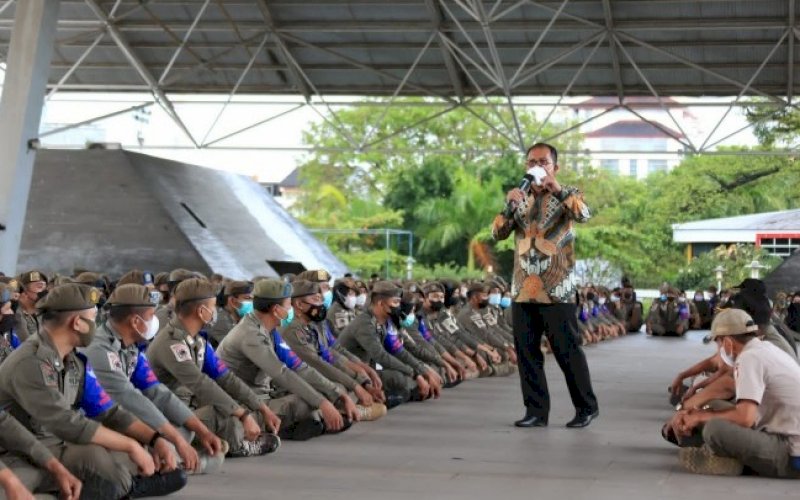 BERI PENGARAHAN. Wali Kota Makassar, Moh Ramdhan Pomanto, memberi pengarahan kepada seluruh personil Satgas Raika yang bertugas di 15 kecamatan di Tribun Lapangan Karebosi Makassar, Rabu (25/8/2021). foto: istimewa